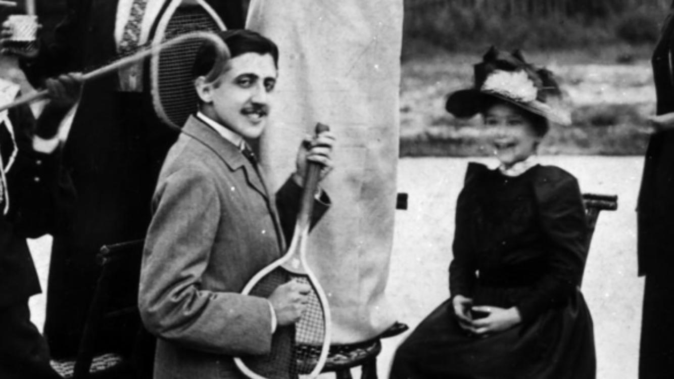 Proust imbraccia una racchetta a mo' di chitarra