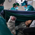 Afghana. A Venezia la mostra sui bambini che Emergency aiuta a nascere