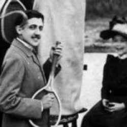 Proust imbraccia una racchetta a mo' di chitarra