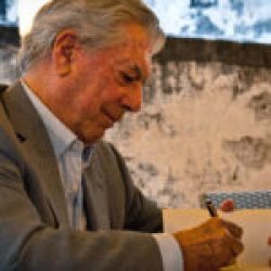 Vargas Llosa, la zia Julia, lo scribacchino e il romanzo totale Vargas llosa